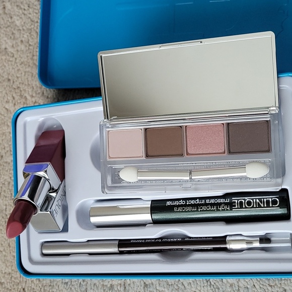 Clinique 4 pc Makeup set /New - Picture 7 of 12